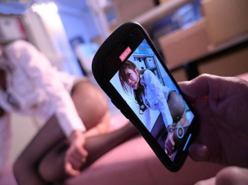 Bos mesum itu tergila-gila pada karyawannya yang cantik